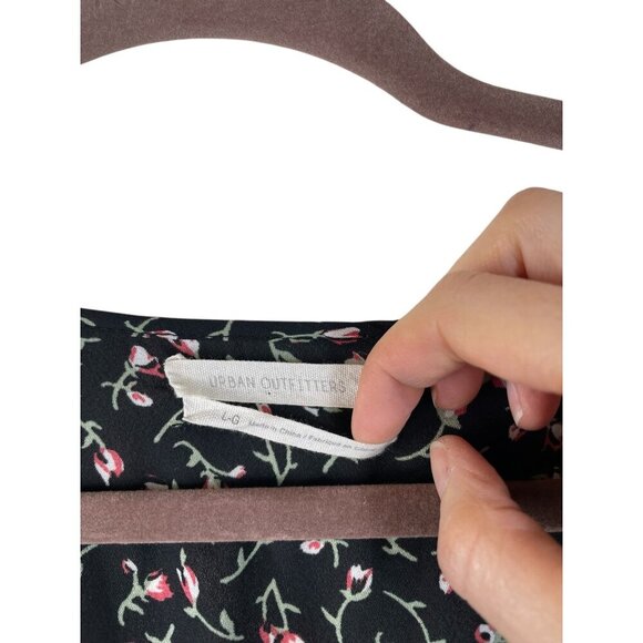 Urban Outfitters Emmy Black Floral V-Neck Ruched Short Sleeve Dress Womens L - Picture 5 of 10